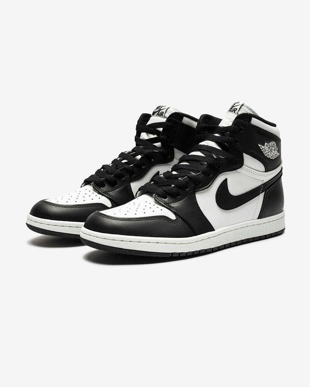 Black and white hot sale jordans hibbett sports